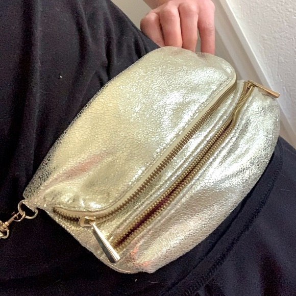 NWOT- vegan leather, gold purse or fanny pack-  brand new condition! - Picture 4 of 8